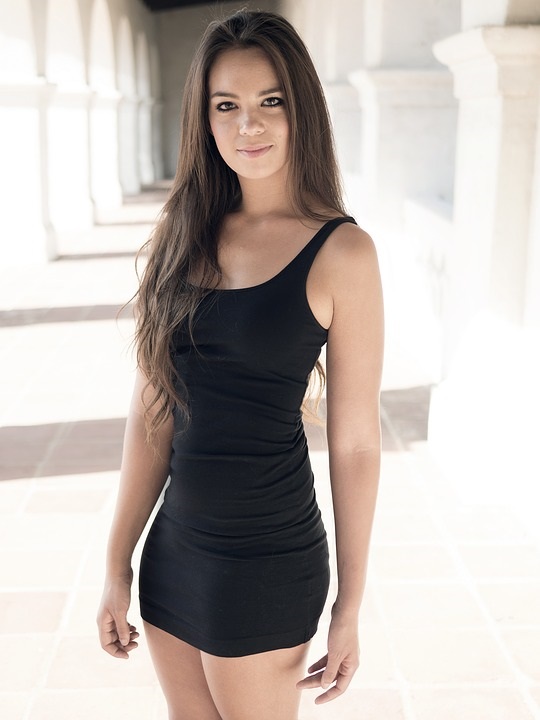 Ung kvinna i svart dress